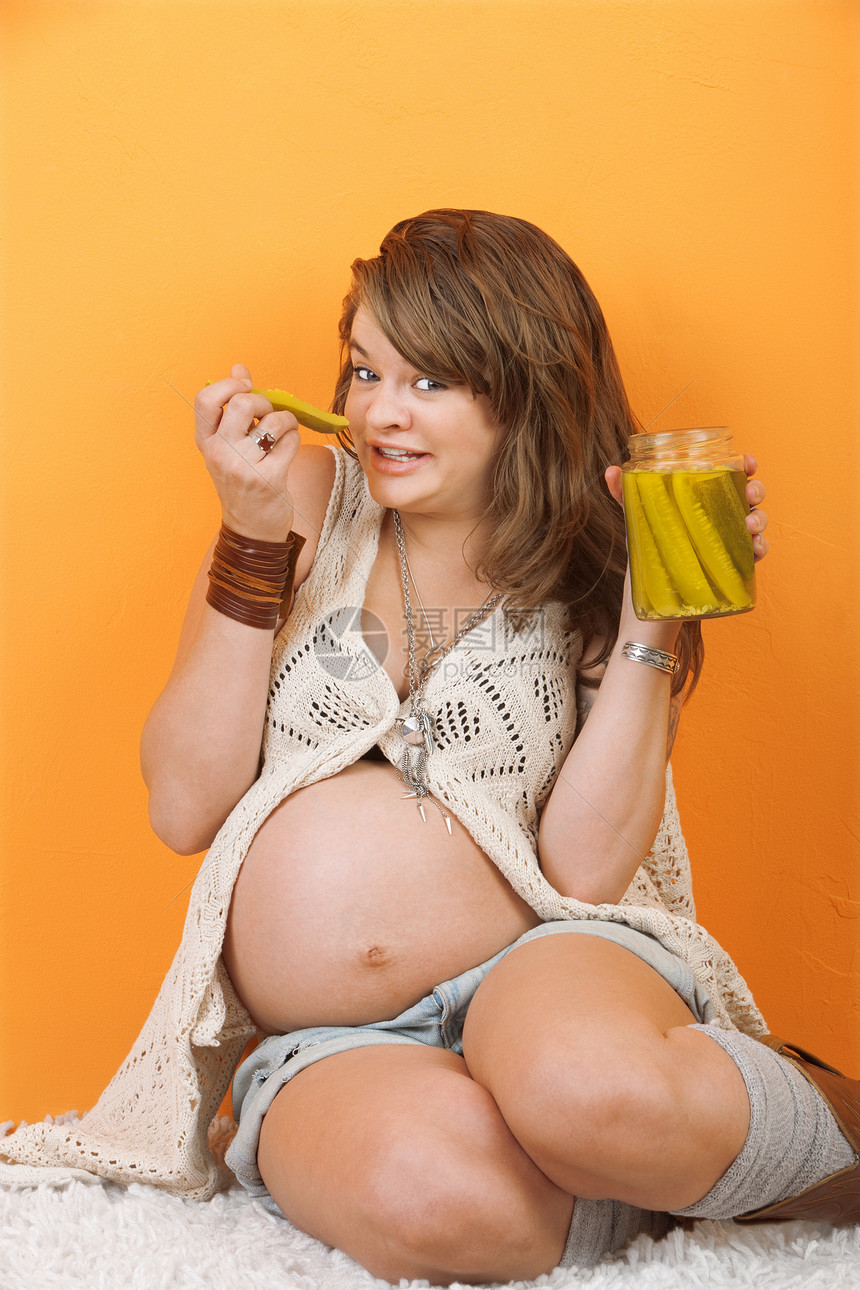 孕妇吃小菜地面蔬菜橙子女士妈妈母亲怀孕食欲腹部瓶子图片