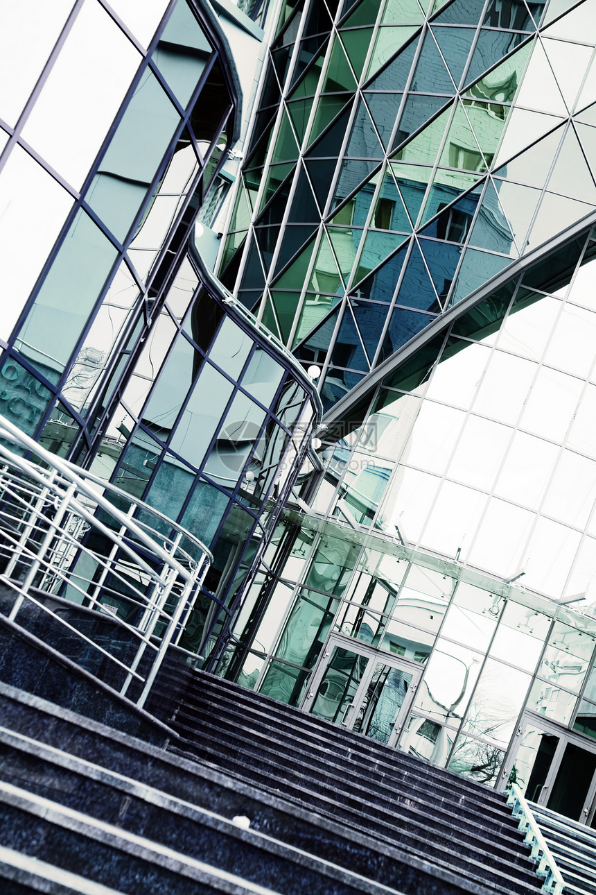 建筑金属和玻璃脚步办公室蓝色商业曲线线条技术反思扶手摩天大楼图片