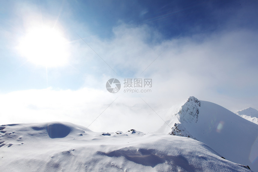 平面顶部远足暴风雪滑雪天空全景阳光旅游高山旅行冻结图片