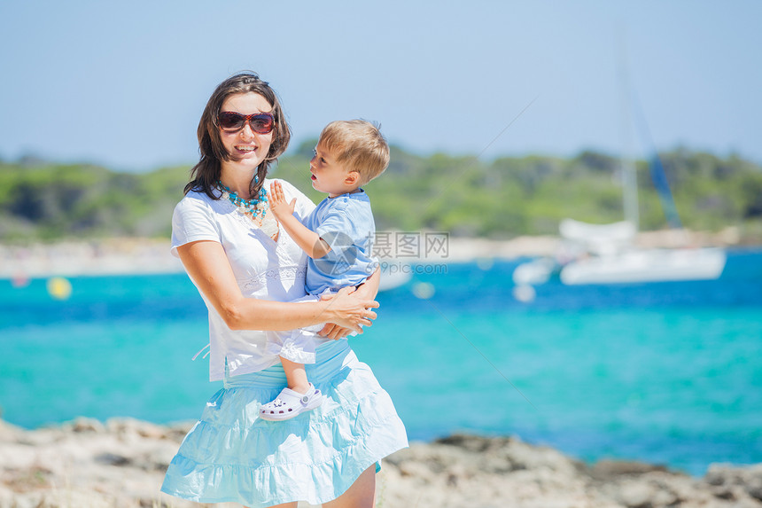 沿热带沙滩步行的家庭假期海岸乐趣母亲享受女士幸福妈妈孩子喜悦图片