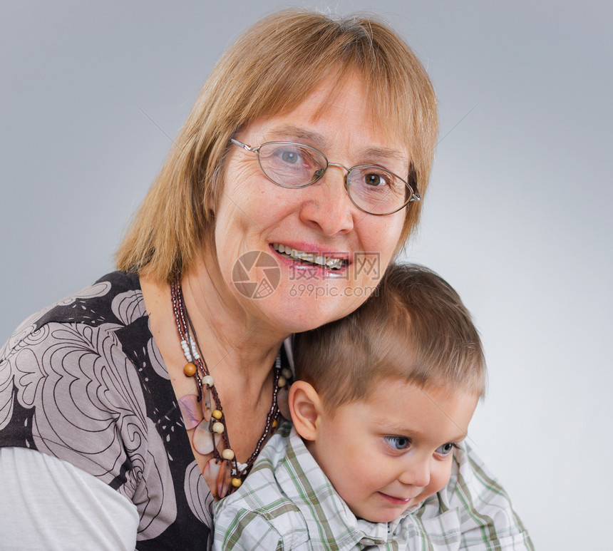 长女和孙子的肖像图片
