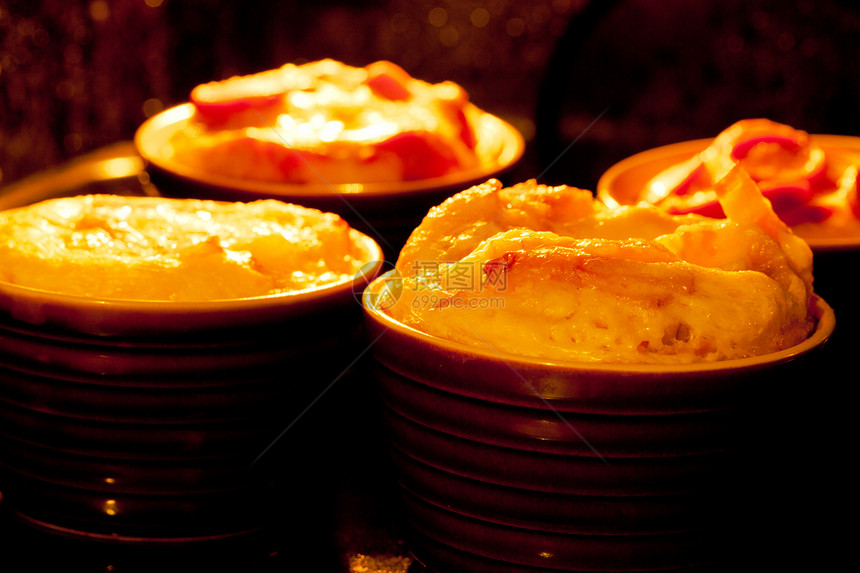 在烤炉里烤的锅里的奥米利特食物食谱火炉烹饪美食厨房黄色熏肉香肠烤箱图片