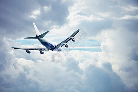 飞过厚云的空航机高清图片