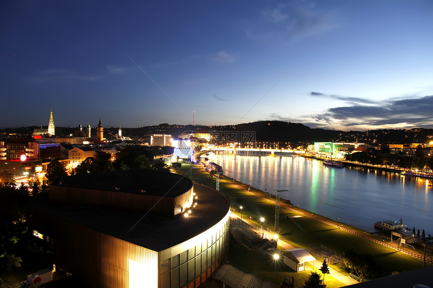 夜里林茨旅行地标海岸天空历史强光反射溪流建筑风景图片