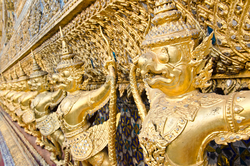 泰国翡翠佛神殿的黄金雕像佛教徒地标旅行连体金子文化艺术神社动物上帝图片