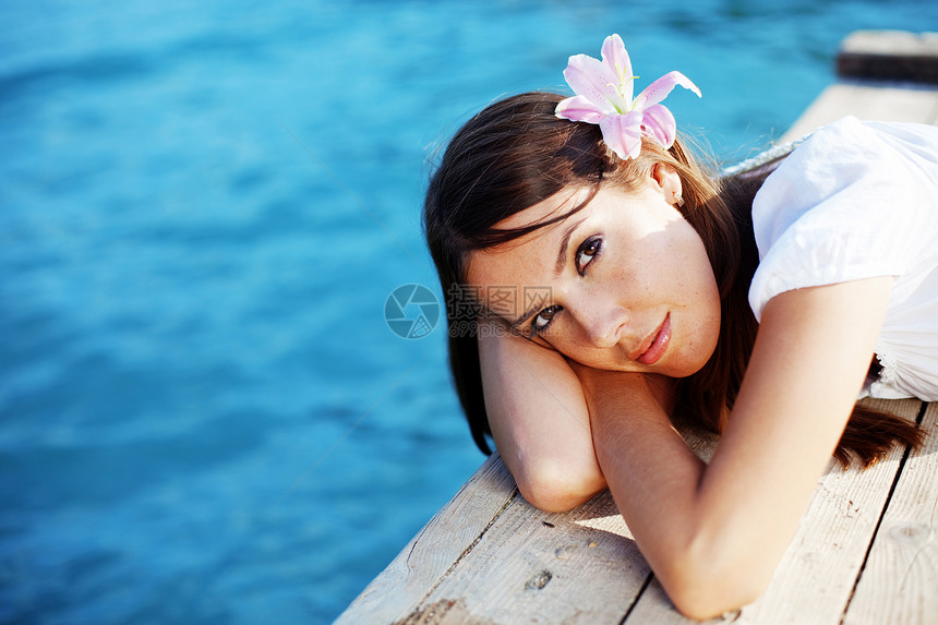 夏月美丽的女性 头发上插着花朵女孩热带女士旅行身体地面蓝色眼睛皮肤闲暇图片