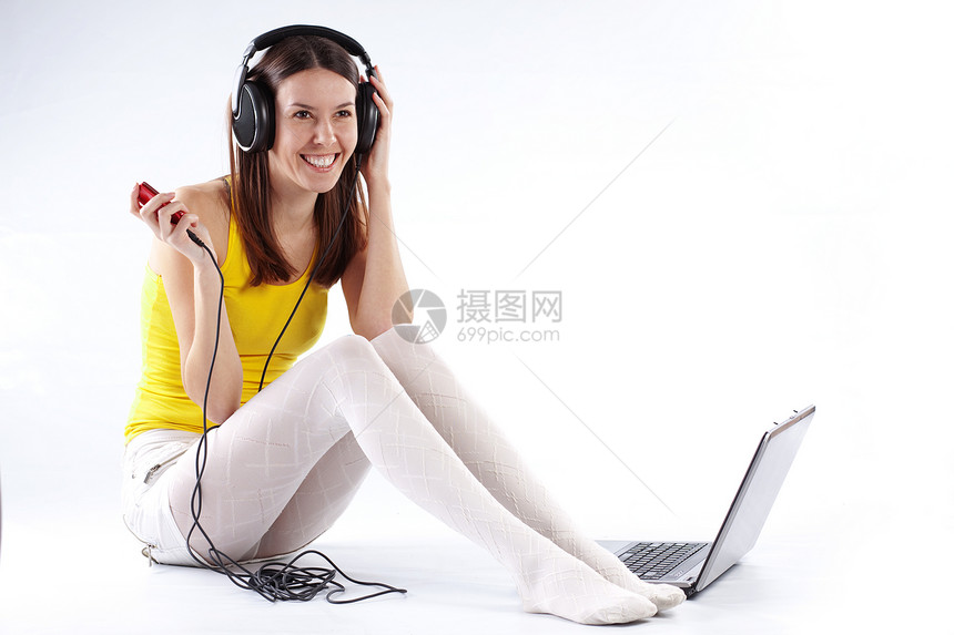 拥有笔记本电脑的学生女孩微笑学习女士工作室音乐地面大学青年技术耳机图片