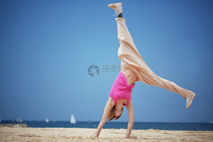 跳跃女孩女士假期街道女性天空有氧运动杂技舞蹈家精力青少年图片