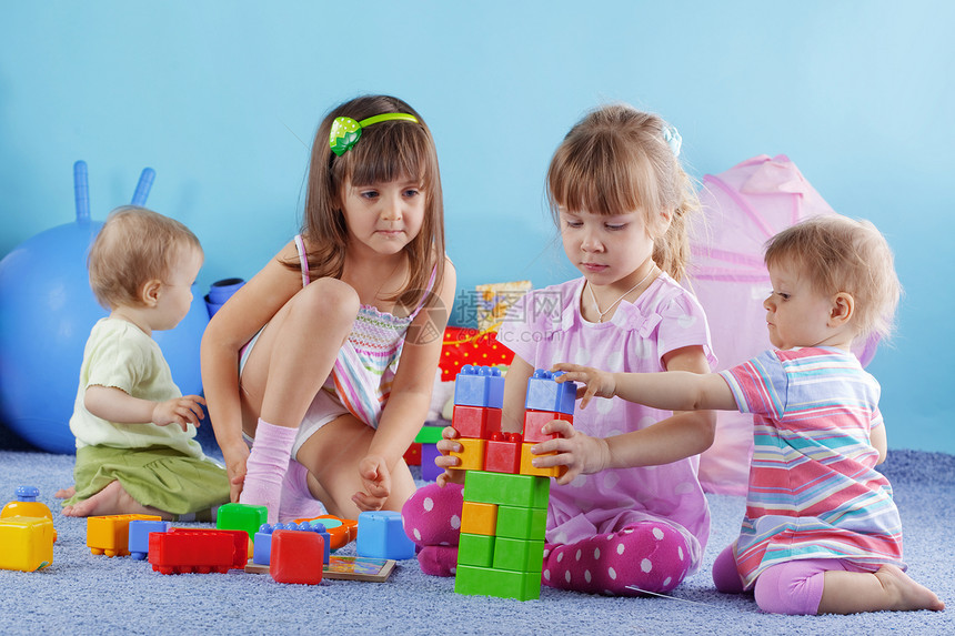 玩耍儿童育儿幼儿园教育青年建筑乐趣孩子们女孩房间苗圃图片