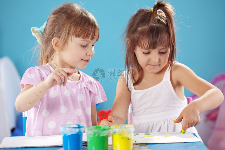 儿童绘图孩子们女孩乐趣童年房间绘画幼儿园教育苗圃桌子图片