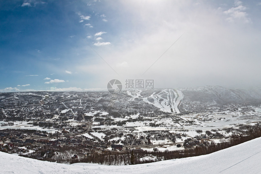 冬季山坡全景 滑雪路线和暴雪图片