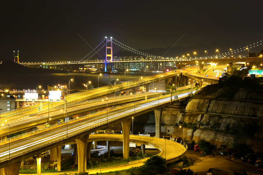 夜间高速公路和桥梁建筑场景驾驶痕迹速度运输景观旅行蓝色天空图片