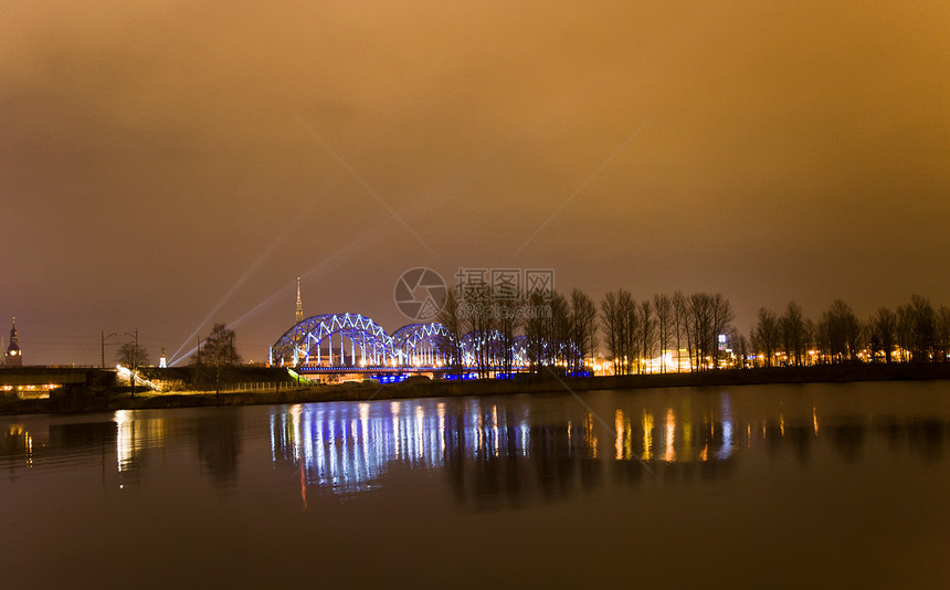 里加拉脱维亚夜间城市建筑学反射旅游景观地标旅行场景国家天空图片