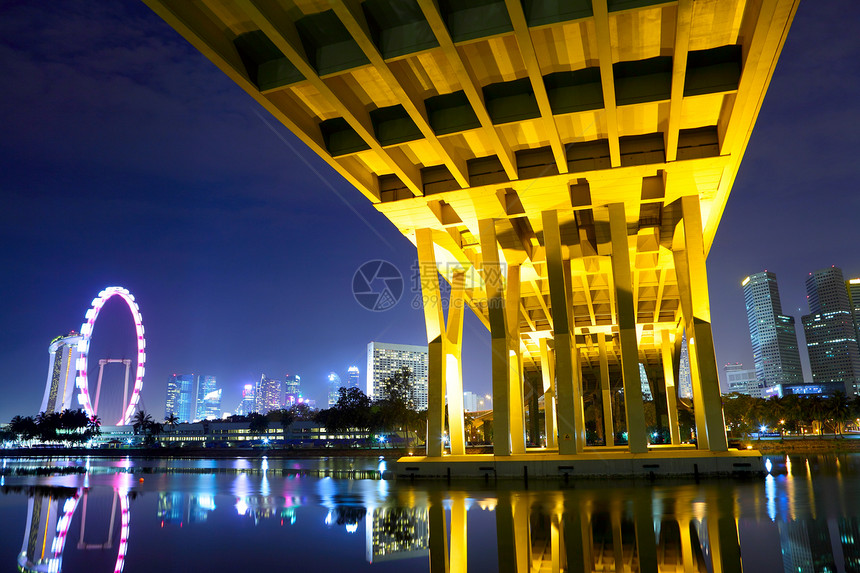 新加坡夜间城市和桥面中心天空蓝色摩天大楼车轮景观建筑商业地标金融图片