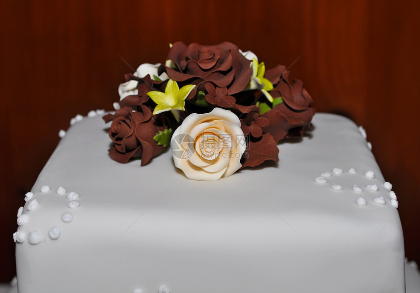 白色甜美的婚礼蛋糕图片
