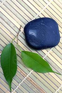 石头和树叶绿色平衡岩石福利叶子药品植物黑色治疗文化背景图片