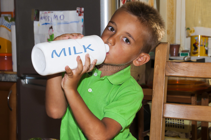 喝牛奶产品孩子玻璃早餐男孩们童年餐具微笑幸福牛奶图片