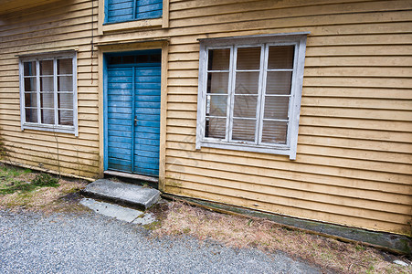 旧楼黄色木头施工建筑建筑学蓝色入口背景图片