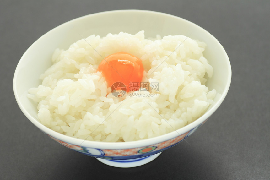 与用碗中的鸡蛋和大米盘子食物餐厅餐具白色颗粒状粮食宏观用具文化图片