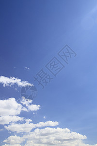 蓝色天空的白云多云阳光天堂天气空气白色背景图片