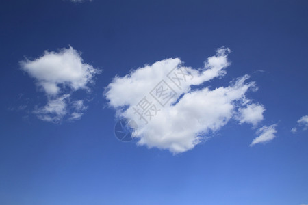 蓝色天空的白云多云天气天堂阳光白色空气背景图片
