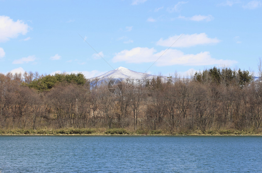 Mt himekami山和蓝天木头白色森林图片