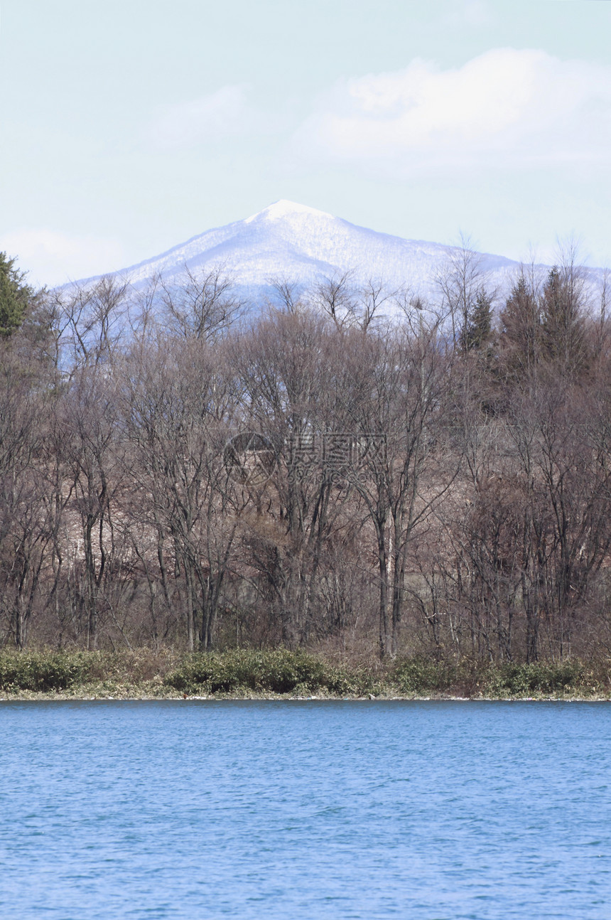 Mt himekami山和蓝天木头森林白色图片