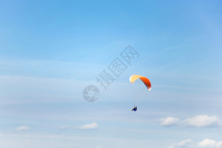 滑滑动橙子传单自由蓝色天空冒险飞行降落伞黄色风险背景图片