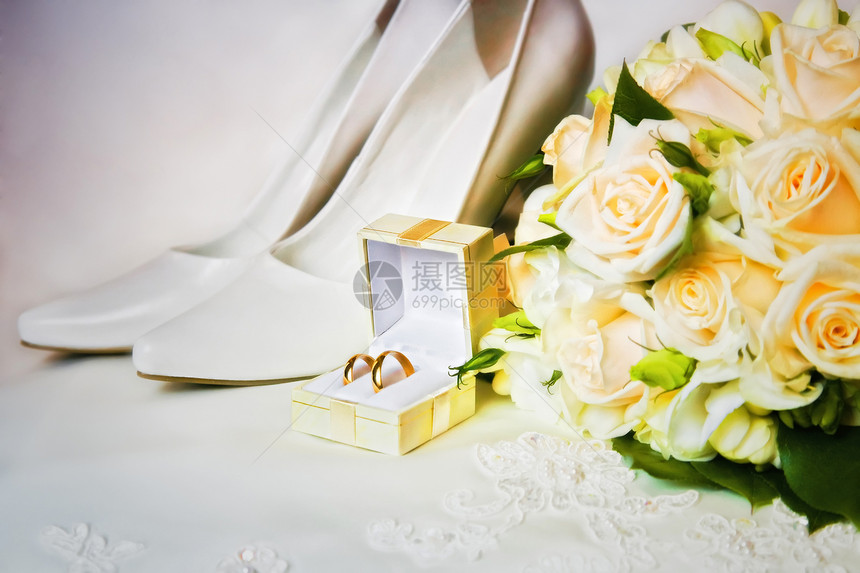 结婚戒指装在盒子里 带花束和高跟鞋的高跟鞋图片