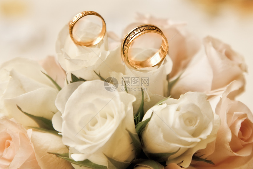 带花束的结婚戒指合金宝石联盟宏观婚礼庆典金子已婚圆圈夫妻图片