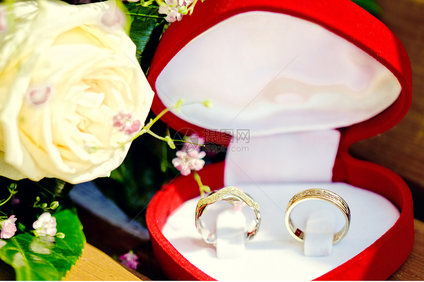 盒子中的结婚戒指首饰金子玫瑰新娘夫妻婚礼订婚羽毛钻石毛皮图片
