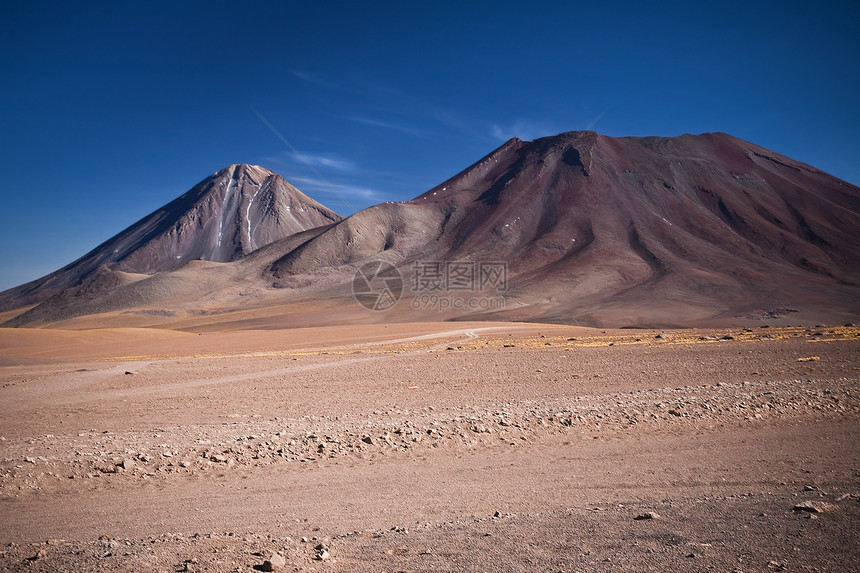 Licancabur和Juriques火山 智利和玻利维亚锥体天空休眠顶峰法律城市边框蓝色丘陵荒野图片