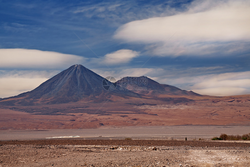 智利阿塔卡马沙漠Licancabur和Juriques火山陨石城市丘陵石头锥体地质学环境边框寂寞地形图片
