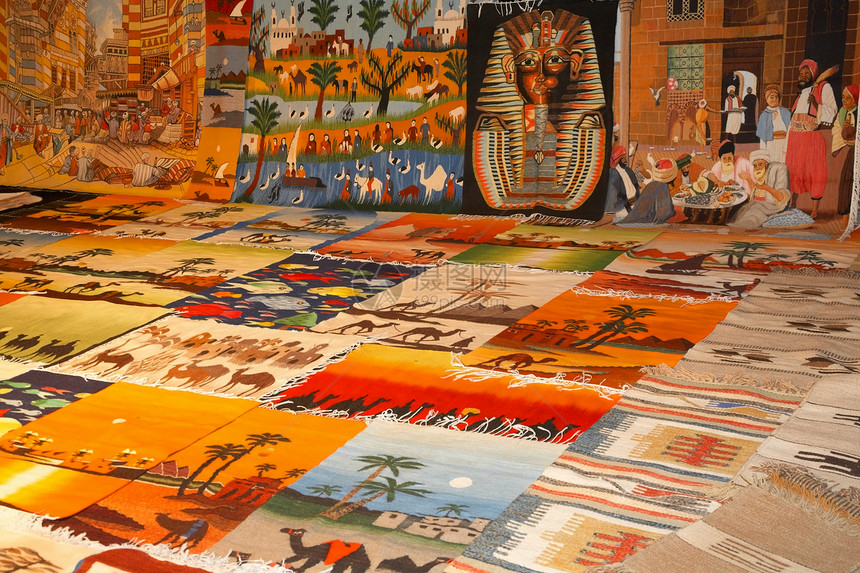市场上的阿拉伯地毯风格旅行纺织品棉布店铺艺术工艺纪念品商品羊毛图片