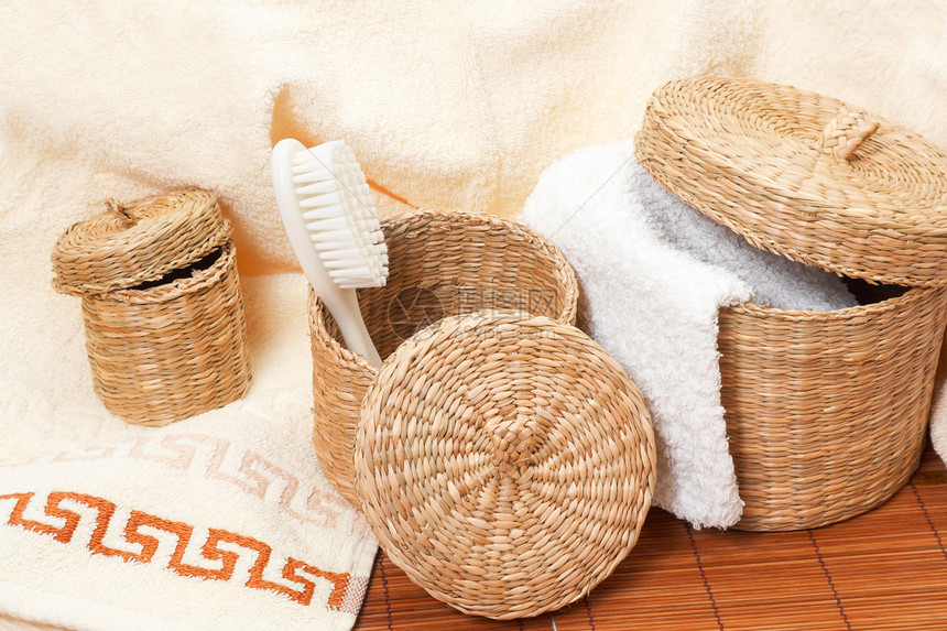 配有浴室配件的编织篮子温泉棕色治疗项目海绵柳条梳子竹子芳香盒子图片