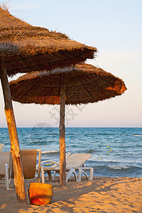 突尼斯海滩遮阳棚晚上高清图片