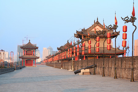 递减中国西安城墙建筑学红色旅行蓝色城市中心历史性天空灯笼历史背景