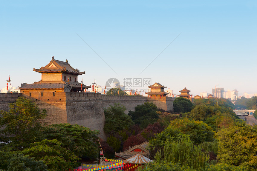 中国西安城墙文化日落中心蓝色建筑学历史旅行红色灯笼天空图片