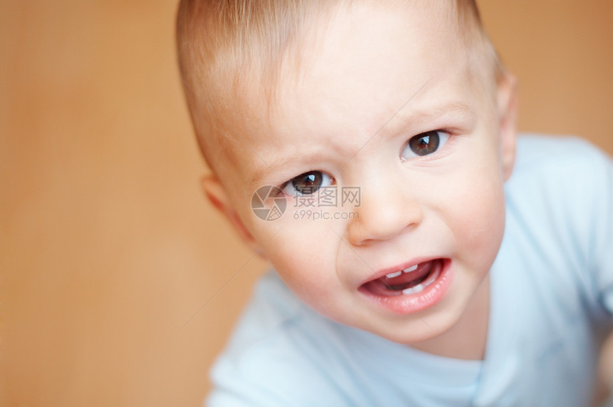 哭着婴儿儿童儿子愤怒男性刺激男孩们童年不满怨恨悲伤图片