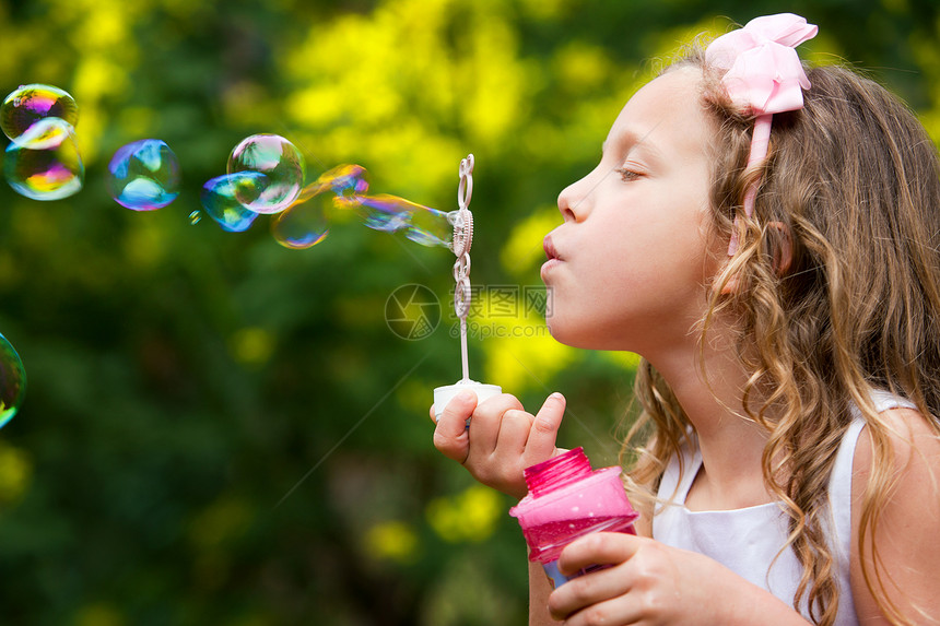 年轻女孩吹泡泡乐趣童年快乐幸福婴儿女性气泡绿色表情情感图片