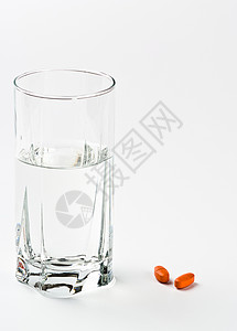 药物水两片和两杯水化学品维生素止痛药药理健康治疗背景药店药物胶囊背景
