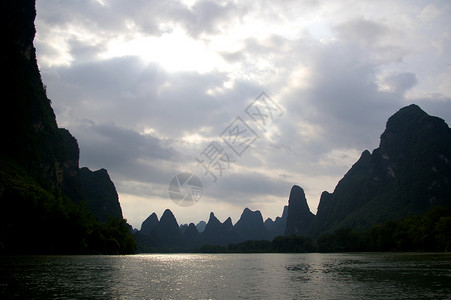 阳寿中国美丽的喀斯特山地景观场景风景竹子漂浮天空岩溶村庄编队旅行旅游背景