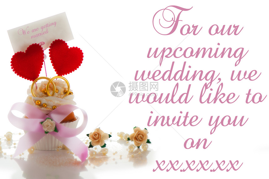 两颗心和两枚戒指 配着纸杯蛋糕的婚礼邀请卡杯子蛋糕磨砂文档邀请函礼物婚姻卡片金子珠宝图片