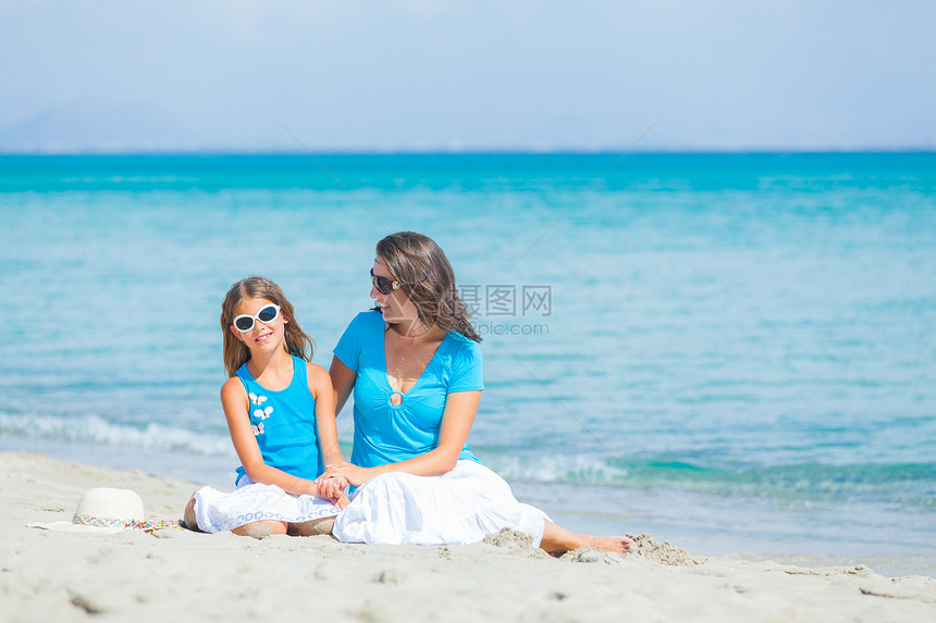 母亲和她女儿在沙滩上妈妈海洋女孩家庭海岸线孩子女性海岸女士热带图片