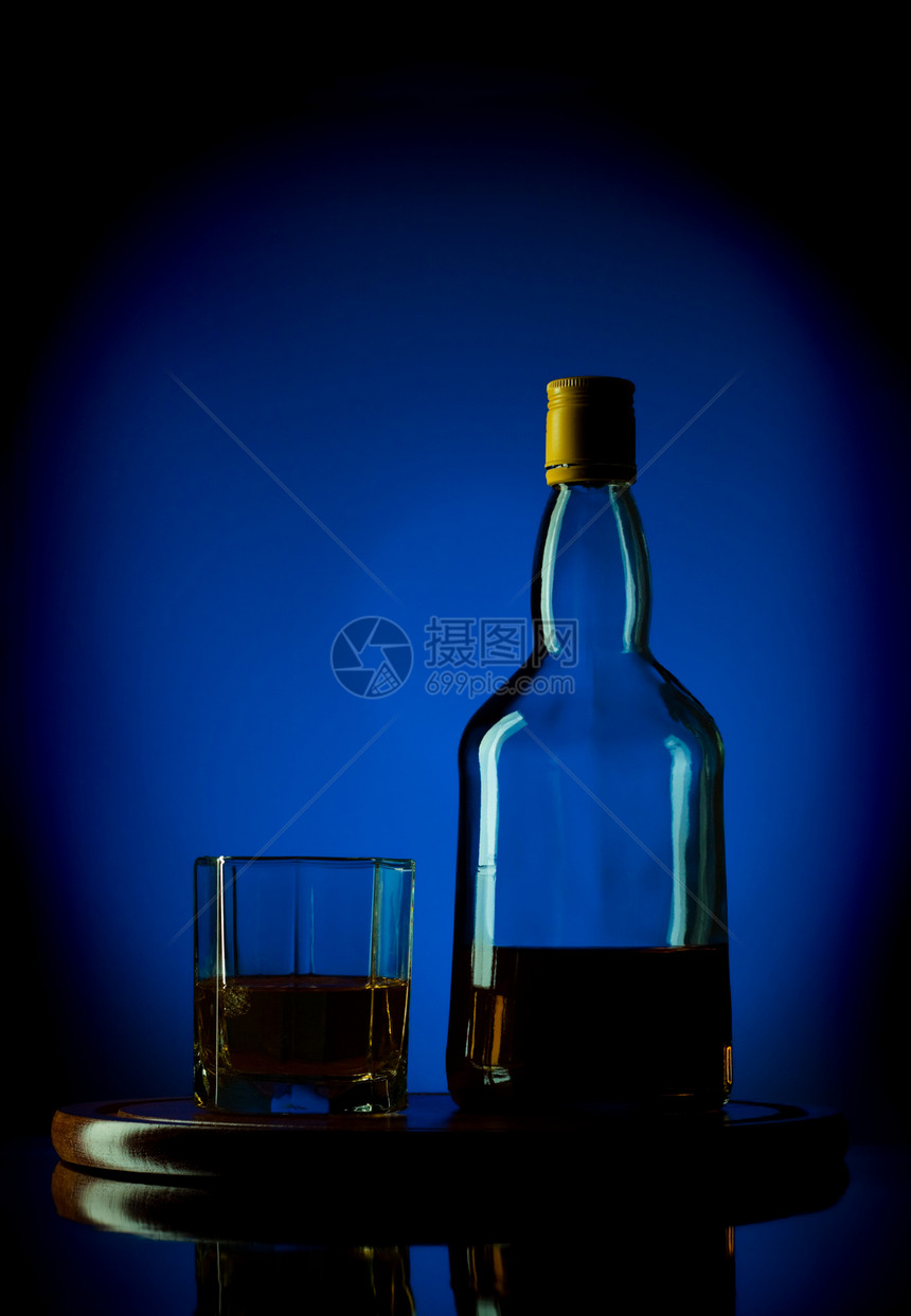 威士忌酒瓶和木托盘上的玻璃图片
