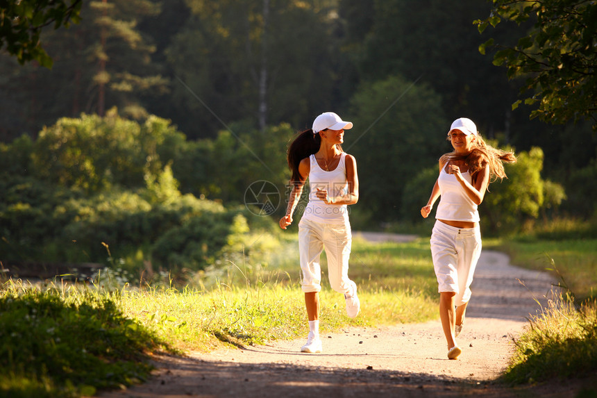 参加竞选的妇女女士慢跑跑步树木森林娱乐女孩火车赛跑者公园图片