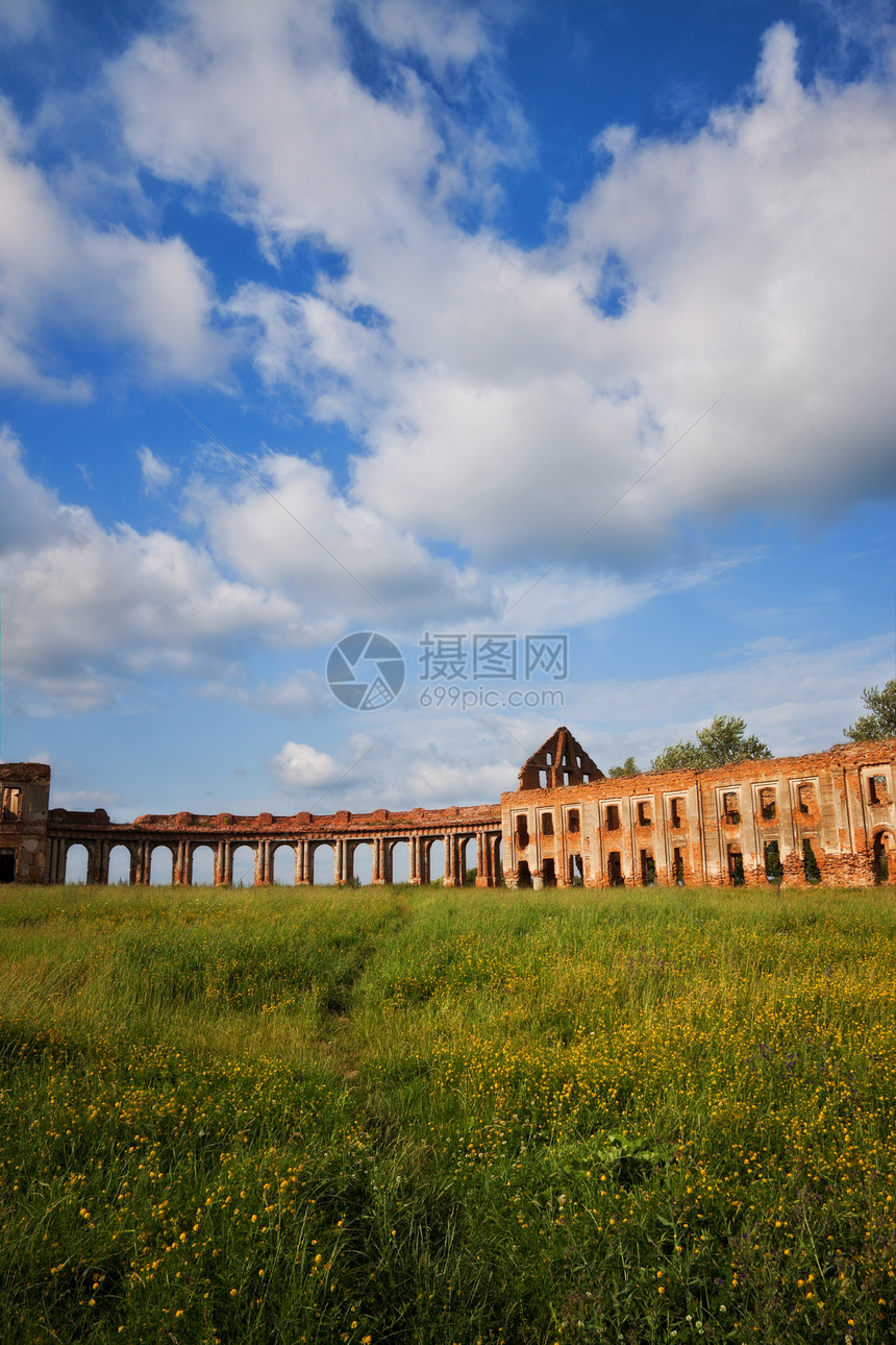 旧城堡的废墟防御黄色堡垒场地蓝色绿色乡村天空小路多云图片