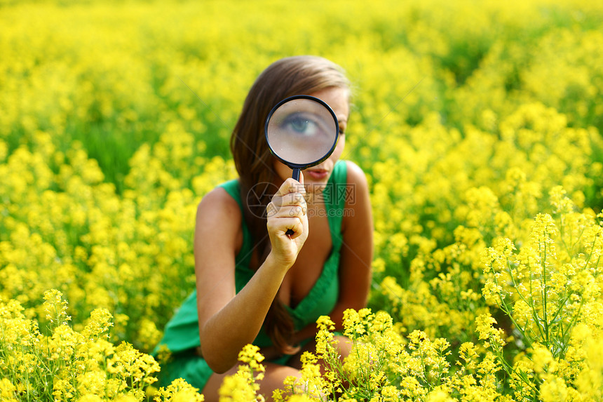 植物学家女性间谍放大镜太阳女士草地镜片天空花朵喜悦图片