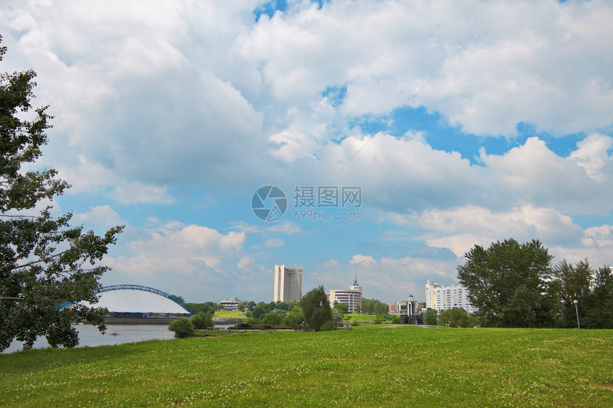 明斯克夏季晴天蓝色太阳树木场地衬套绿色照片黄色城市图片