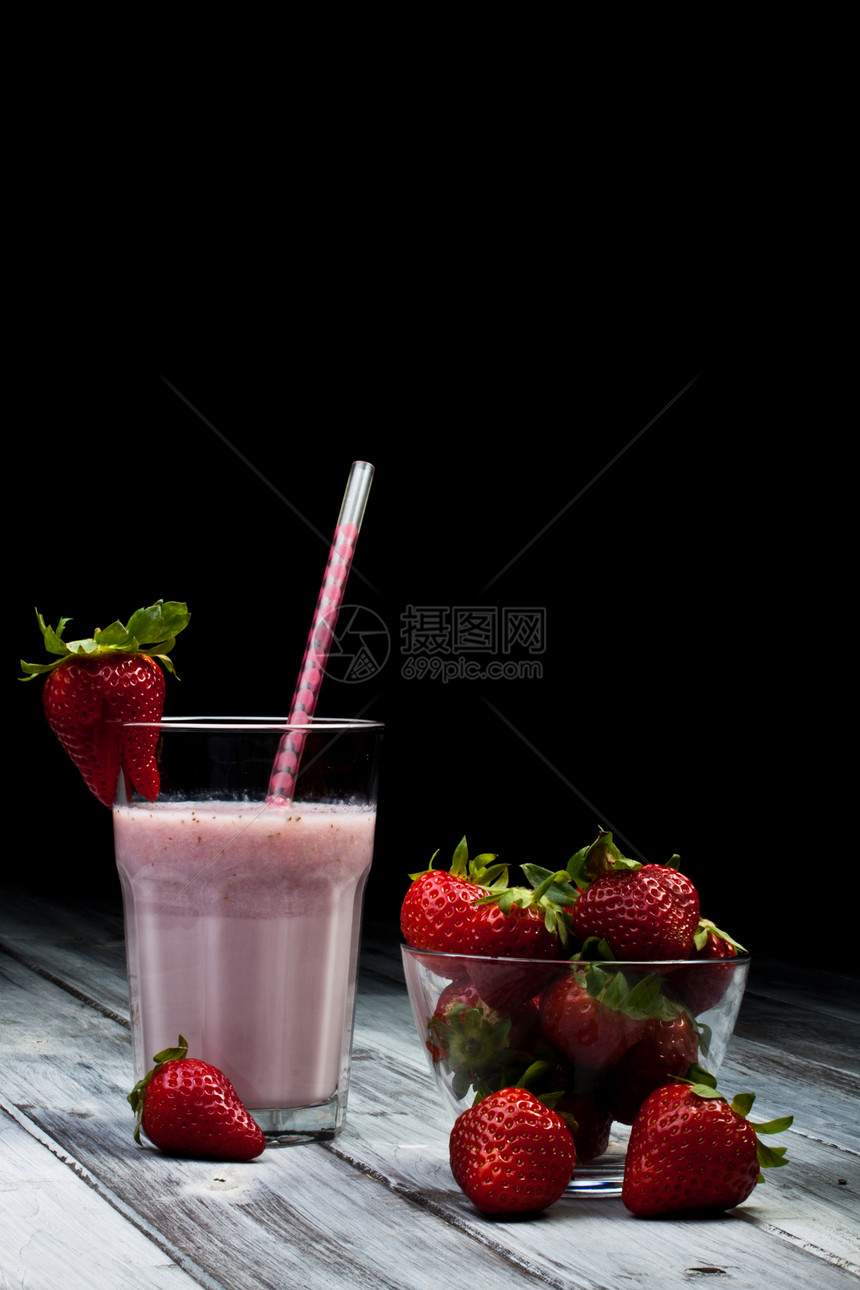 草莓奶昔浆果奶油玻璃红色稻草酸奶营养饮料液体果汁图片